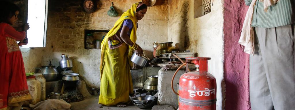 Access to Clean Cooking Fuel in India: Aspiring for Gas Pipeline while struggling for LPG